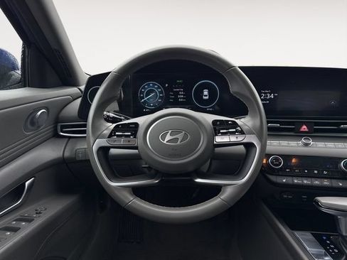 Used 2025 Hyundai Elantra SEL FWD image 12