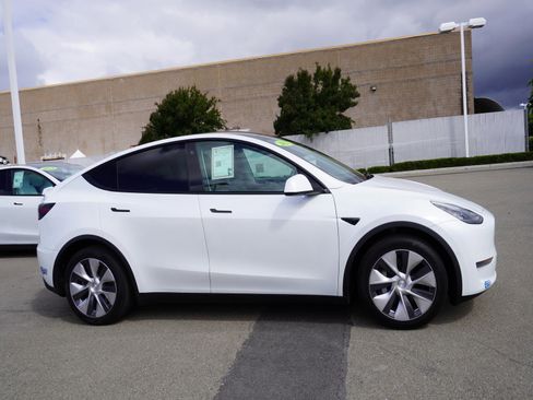 Used 2021 Tesla Model Y Long Range image 4