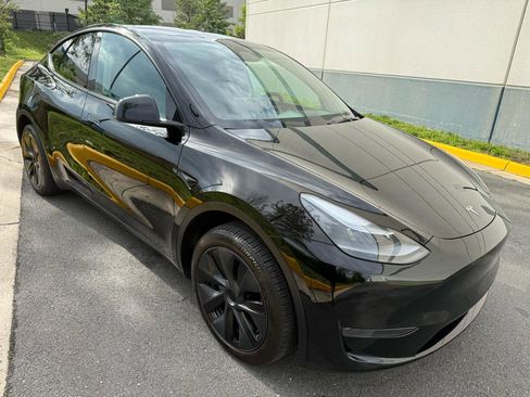 Used 2025 Tesla Model Y Long Range AWD/4WD image 8