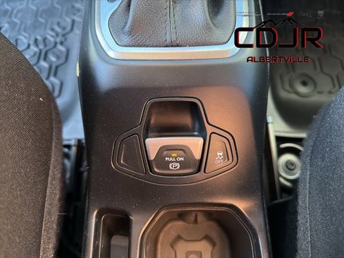 Used 2018 Jeep Renegade Latitude w/ Popular Equipment Group image 36