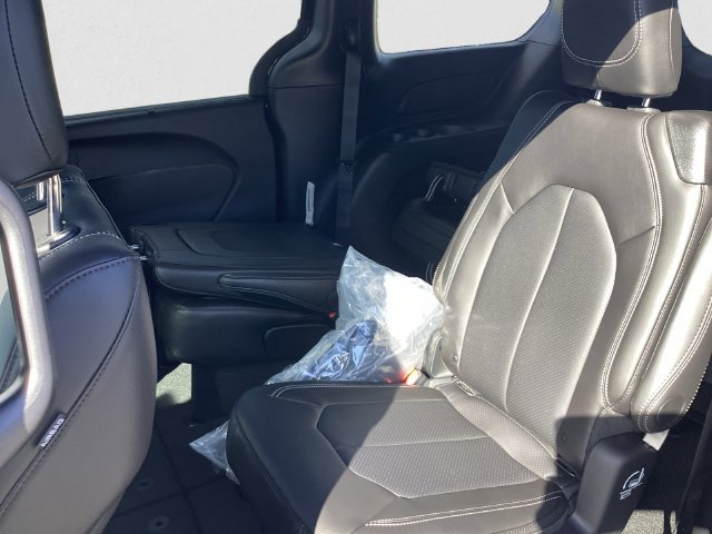 New 2027 Chrysler Pacifica Select AWD/4WD image 13