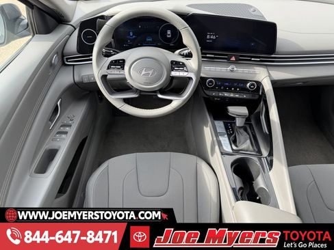 Used 2025 Hyundai Elantra SEL image 13