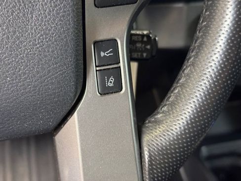 Used 2018 Toyota Tacoma SR5 w/ Four Season Floor Mat Package AWD/4WD image 32