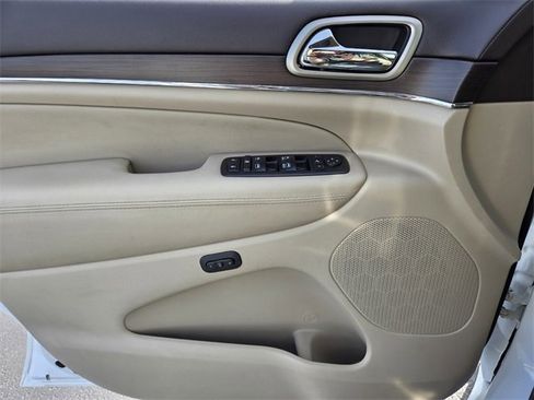 Used 2017 Jeep Grand Cherokee Overland image 16