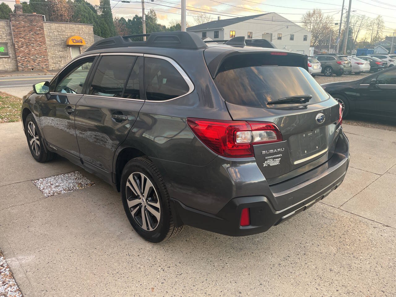 Used 2018 Subaru Outback 2.5i Limited AWD/4WD image 3