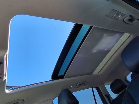 Used 2024 Volkswagen Tiguan SE image 21