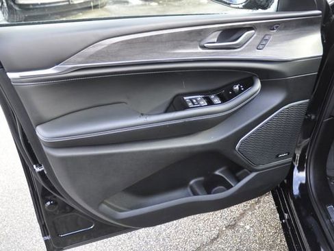 Used 2024 Jeep Grand Cherokee Overland w/ Luxury Tech Group IV image 16