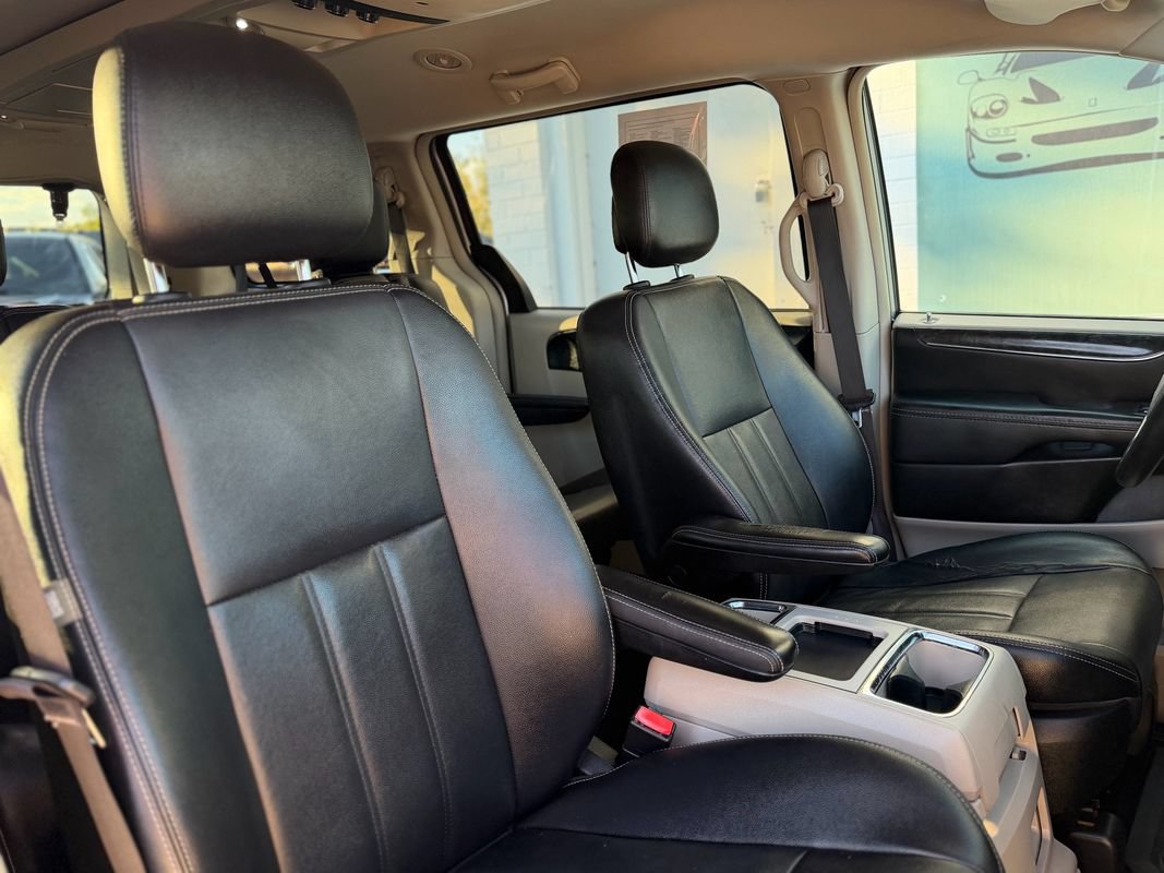 Used 2014 Chrysler Town & Country Touring FWD image 8