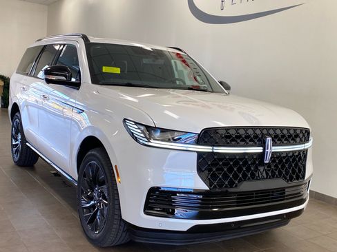 Used 2025 Lincoln Navigator Reserve w/ Jet Appearance Package image 2