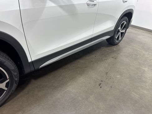 New 2025 Volkswagen Tiguan SE image 10