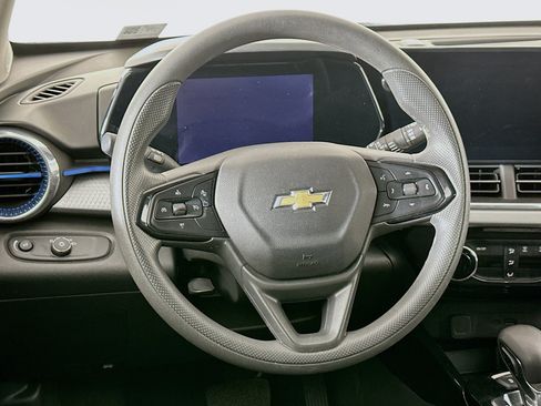 Used 2025 Chevrolet Trax LT FWD image 17