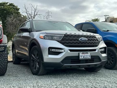 Used 2022 Ford Explorer XLT w/ Equipment Group 202A AWD/4WD image 2