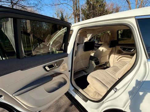 Used 2023 Mercedes-Benz EQS 580 4MATIC SUV w/ Acoustic Comfort Package image 20