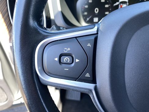 Used 2021 Volvo XC60 T5 Momentum FWD image 28