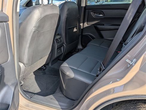 Used 2024 Nissan Rogue SV w/ SV Premium Package image 17