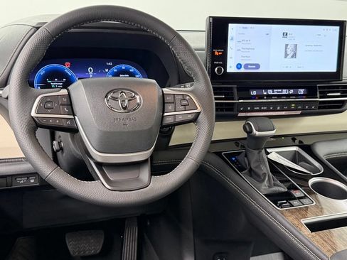 Used 2026 Toyota Sienna Limited FWD image 38