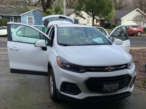 Used 2018 Chevrolet Trax LS image 1