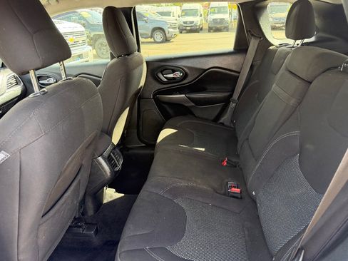 Used 2019 Jeep Cherokee Latitude w/ Popular Appearance Group image 18