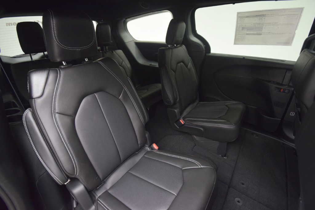 New 2027 Chrysler Pacifica Select AWD/4WD image 17