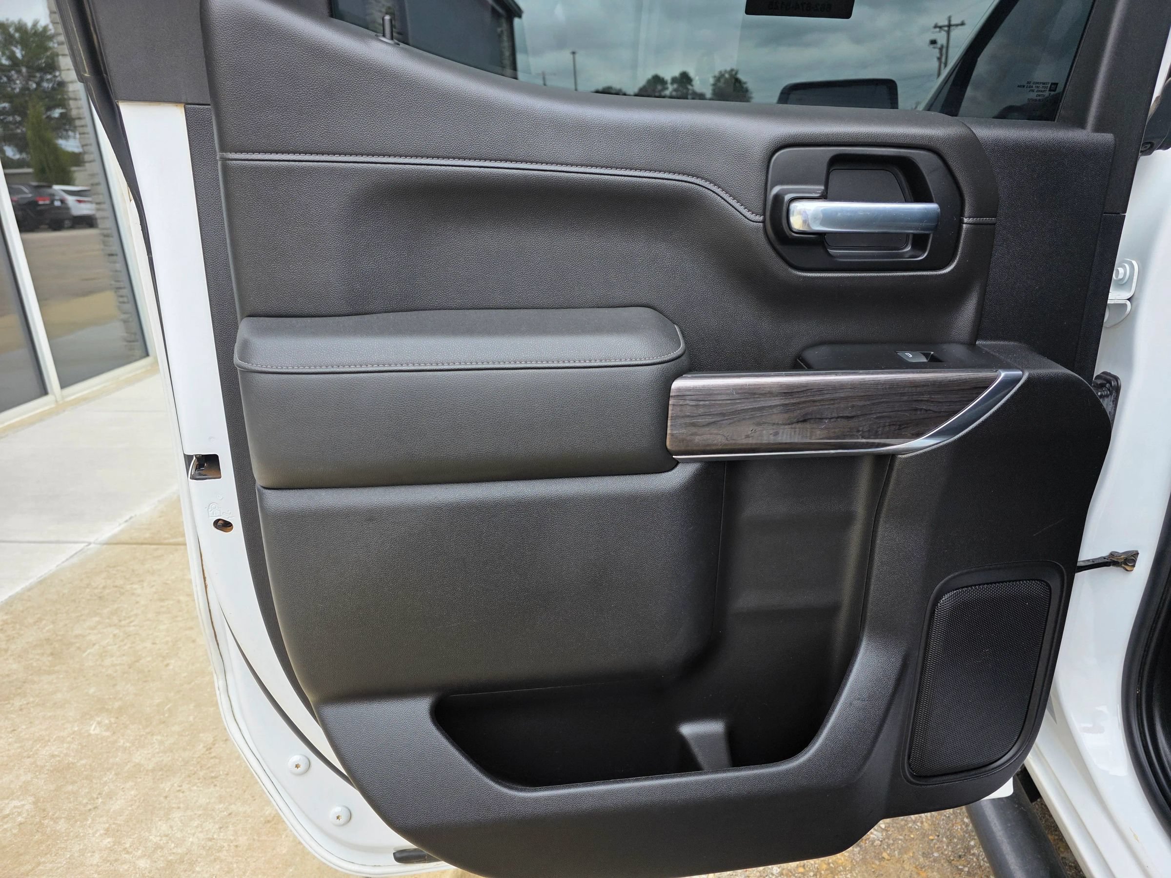 Used 2022 Chevrolet Silverado 1500 LTZ w/ LTZ Premium Package AWD/4WD image 10