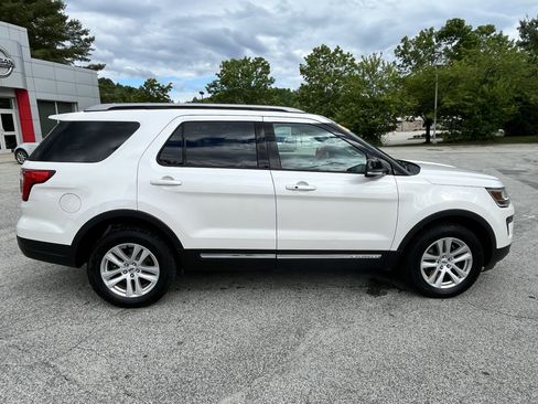 Used 2018 Ford Explorer XLT w/ Equipment Group 201A AWD/4WD image 8