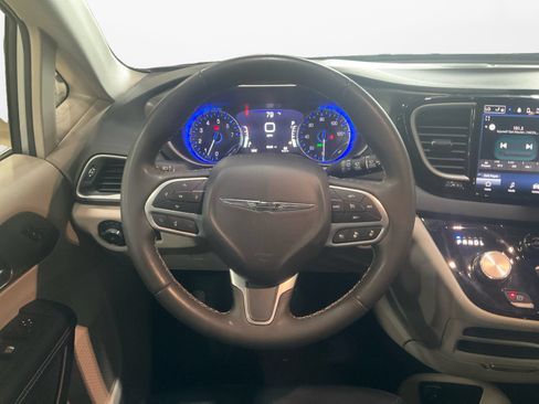 Used 2023 Chrysler Pacifica Touring-L FWD image 12