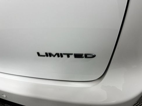 Used 2024 Chrysler Pacifica Limited w/ S Appearance Package FWD image 5