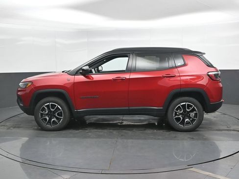 Used 2025 Jeep Compass Trailhawk AWD/4WD image 9