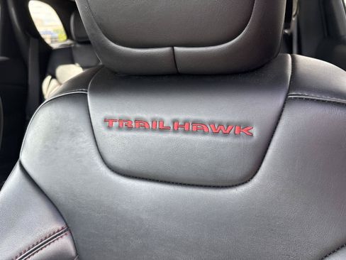 Used 2019 Jeep Cherokee Trailhawk AWD/4WD image 13