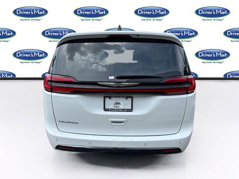Used 2023 Chrysler Pacifica Touring-L FWD image 6