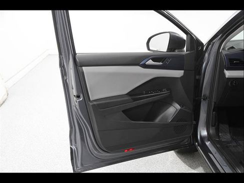 Used 2023 Volkswagen Taos SE w/ Panoramic Sunroof Package AWD/4WD image 4