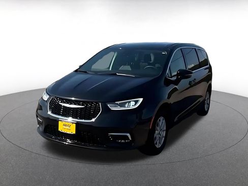 Used 2024 Chrysler Pacifica Touring-L FWD image 5