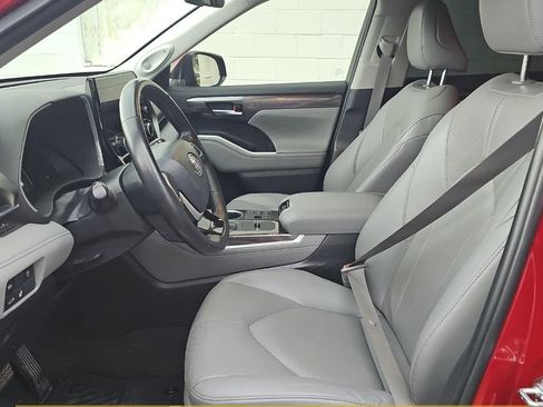 Used 2023 Toyota Highlander Limited FWD image 6