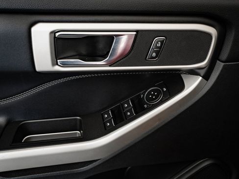 Used 2021 Ford Explorer XLT image 27