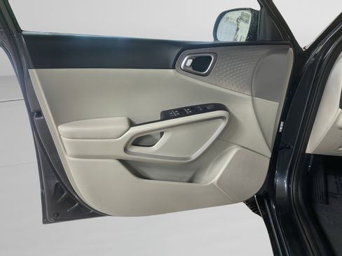 Used 2025 Kia Soul LX FWD image 13