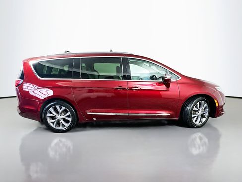 Used 2017 Chrysler Pacifica Limited w/ UConnect Theater Package FWD image 8