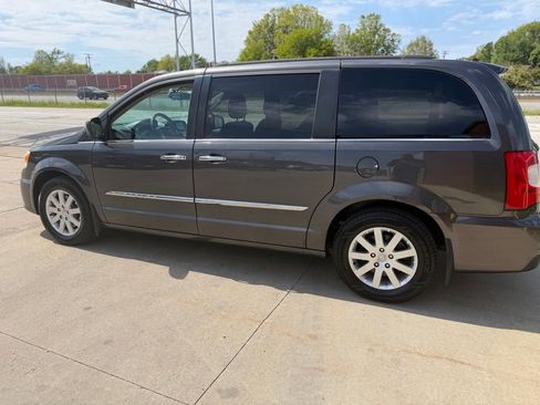 Used 2016 Chrysler Town & Country Touring w/ Driver Convenience Group FWD image 8