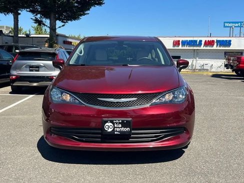 Used 2017 Chrysler Pacifica LX FWD image 4