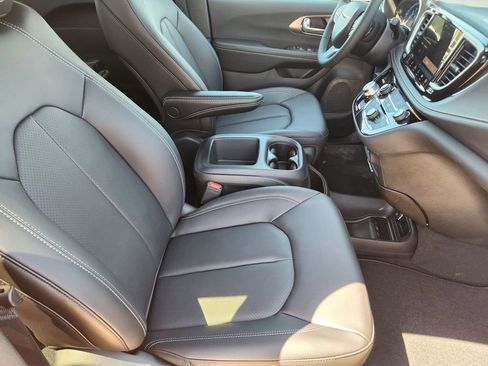 New 2026 Chrysler Pacifica Select image 10