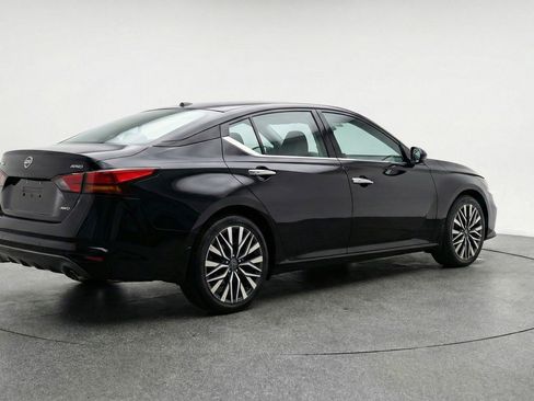 Used 2025 Nissan Altima 2.5 SV image 9