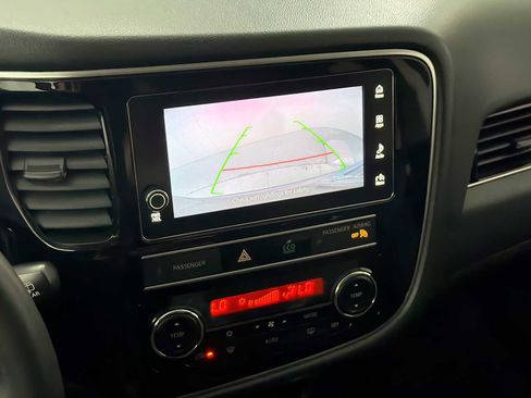 Used 2019 Mitsubishi Outlander SE image 22