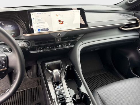 Used 2025 Toyota Crown Signia w/ Advanced Technology Package image 18