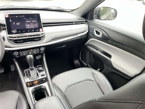 Used 2024 Jeep Compass Latitude image 28