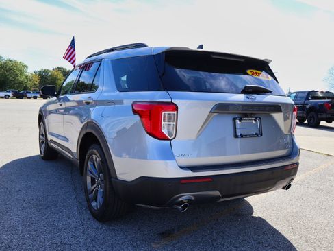 Used 2022 Ford Explorer XLT w/ Equipment Group 202A image 3