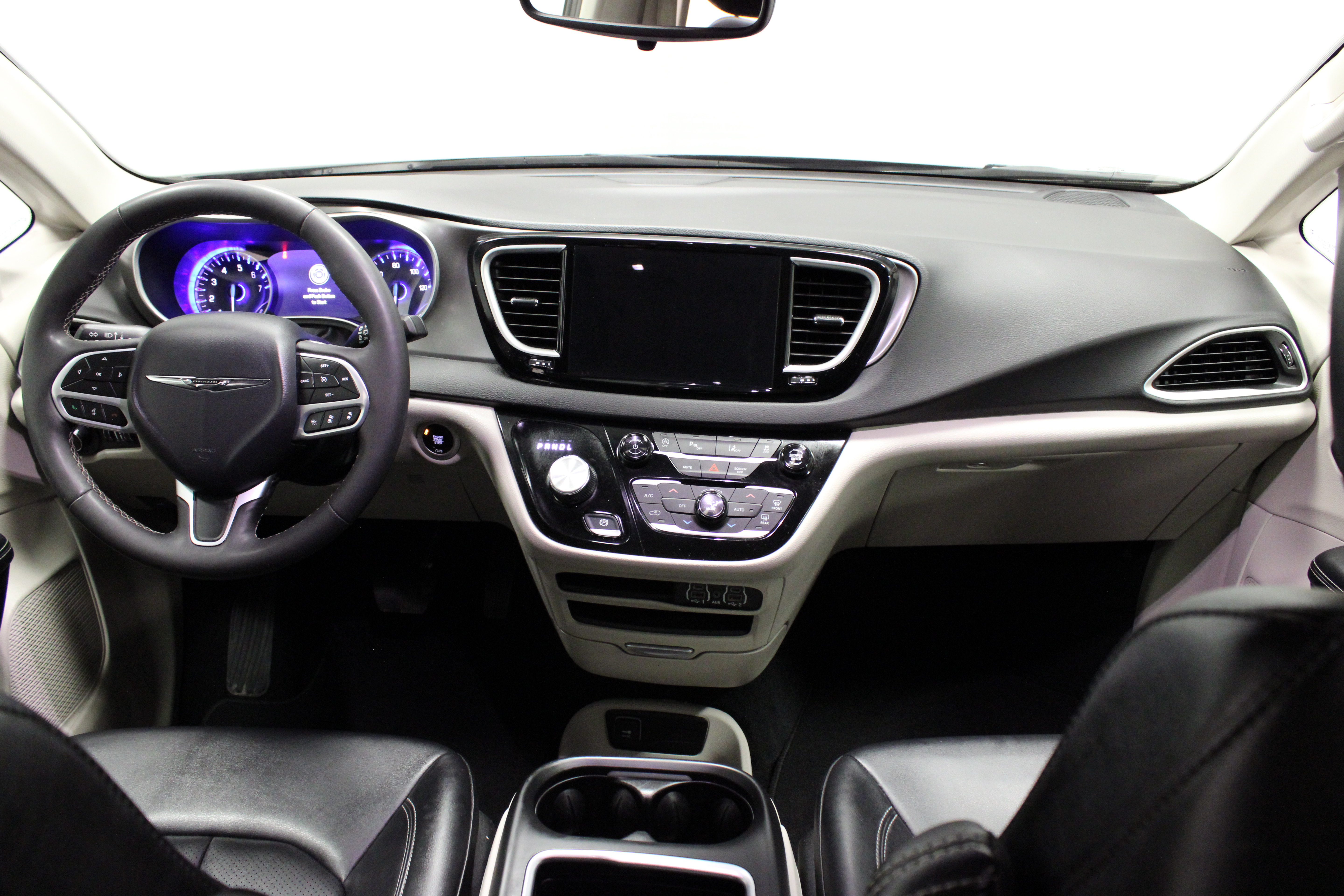 Used 2024 Chrysler Pacifica Touring-L FWD image 19