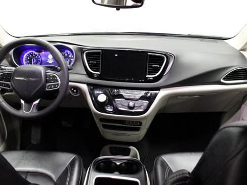 Used 2024 Chrysler Pacifica Touring-L FWD image 19
