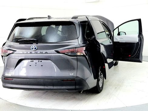 Used 2025 Toyota Sienna LE AWD/4WD image 11