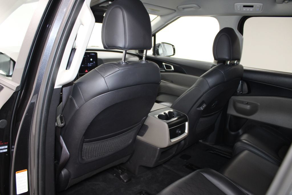 Used 2025 Kia Carnival FWD image 18