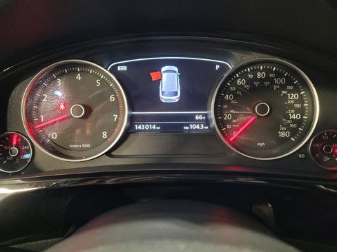 Used 2016 Volkswagen Touareg Sport image 23