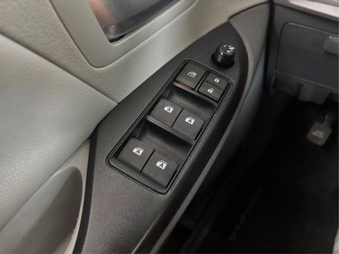 Used 2018 Toyota Sienna LE FWD image 38